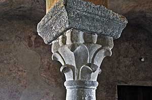 サン・ミシェル・デギュイユ礼拝堂内部の柱頭彫刻
