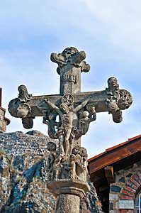 サン・クレール礼拝堂前の石の十字架