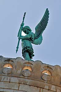ノートルダム大聖堂の塔上の天使像