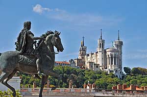 ルイ14世の騎馬像とノートルダム大聖堂