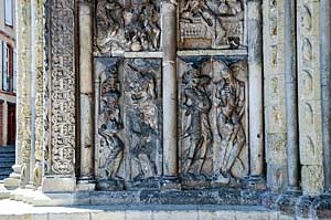 モワサックのサン・ピエール修道院付属教会　南扉口左壁龕彫刻