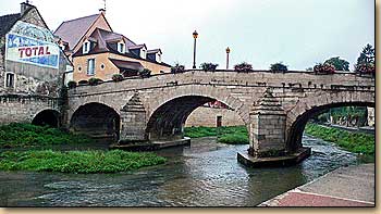ブレンヌ川に架かるブレンヌ橋（モンバール）　Un vieux pont sur la Brenne 
