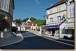 アナトール・ユーゴ通りとブレンヌ橋　Rue Anatole Hugot et le pont de la Brenne, Montbard