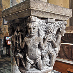 アトラスの柱頭彫刻　Le chapiteau des Atlantes
