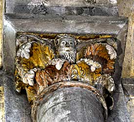 北側廊第二柱対壁柱の柱頭彫刻（人面とアカンサス）