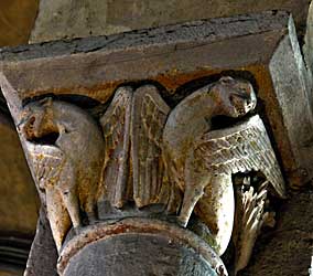 北側廊第二柱東面の柱頭彫刻（ドラゴン）