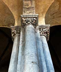 モザックの大修道院付属サン・ピエール教会の柱頭彫刻　Église abbatiale Saint-Pierre et Saint-Caprais de Mozac