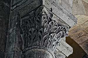 オルシヴァルのノートルダム教会内部（柱頭彫刻）　Basilique Notre-Dame d'Orcival 