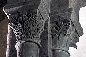 オルシヴァルのノートルダム教会内部（柱頭彫刻）　Basilique Notre-Dame d'Orcival 