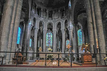 オルシヴァルのノートルダム教会内部（内陣）　Basilique Notre-Dame d'Orcival 
