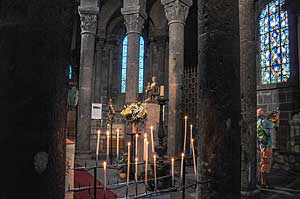 オルシヴァルのノートルダム教会内部（周歩廊）　Basilique Notre-Dame d'Orcival 