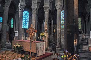 オルシヴァルのノートルダム教会内部（内陣）　Basilique Notre-Dame d'Orcival 