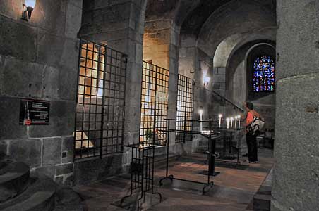 オルシヴァルのノートルダム教会内部（地下聖堂）　Basilique Notre-Dame d'Orcival 