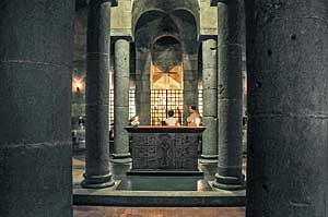 オルシヴァルのノートルダム教会内部（地下聖堂）　Basilique Notre-Dame d'Orcival 