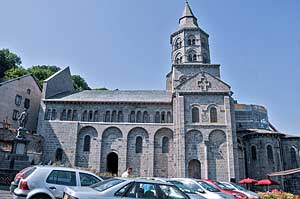 オルシヴァルのノートル・ダムバジリカ聖堂　Basilique Notre-Dame d'Orcival 