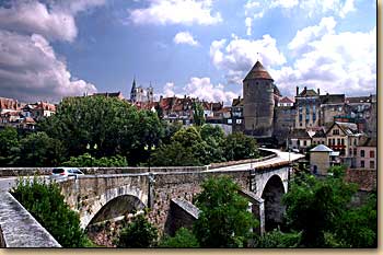 ジョリ橋とスミュール・アン・ノーソワの旧市街を望む　Le pont Joly, qui offre une vue pittoresque sur la vieille ville
