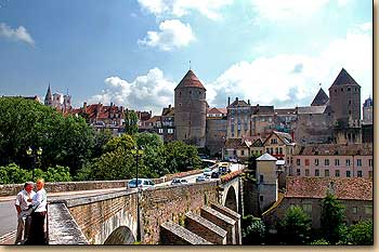 ジョリ橋からスミュール・アン・ノーソワの旧市街を望む　Le pont Joly, qui offre une vue pittoresque sur la vieille ville
