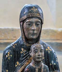 サン・ネクテール　ノートル・ダム教会周歩廊の聖母子像　フランス・オーヴェルニュ地方ロマネスクの旅　Notre-Dame-du-Mont-Cornadore de Saint-Nectaire