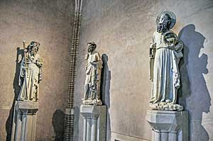 オーギュスタン美術館 ゴシック彫刻展示室の聖人像　オーギュスタン博物館