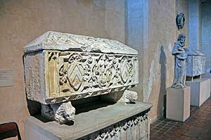 オーギュスタン美術館 某修道院長の壁龕墓の石棺　オーギュスタン博物館ゴシック彫刻展示室