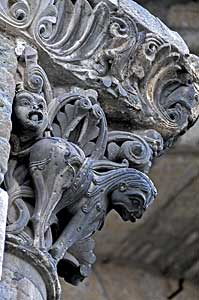 サン・セルナンバジリカ聖堂ファッサードの柱頭彫刻（トゥールーズ　フランス）　Basilique Saint-Sernin de Toulouse