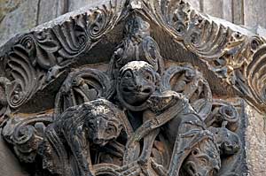サン・セルナンバジリカ聖堂ファッサードの柱頭彫刻（トゥールーズ　フランス）　Basilique Saint-Sernin de Toulouse