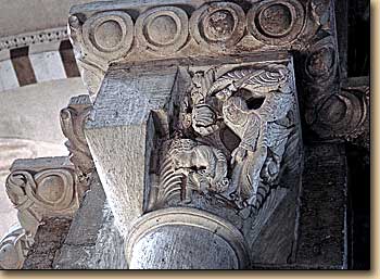 ファラオの子を殺す天使　北側廊の柱頭彫刻　Les chapiteaux de la nef nord