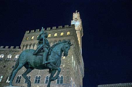ヴェッキオ宮とコジモ一世の騎馬像