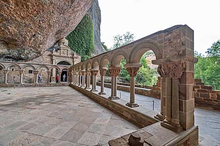 サン・ファン・デ・ラ・ペーニャ旧修道院の回廊　cloister of Royal Monastery of San Juan de la Peña
