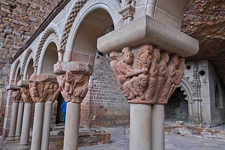 サン・ファン・デ・ラ・ペーニャ旧修道院回廊の柱頭彫刻　cloister of Royal Monastery of San Juan de la Peña