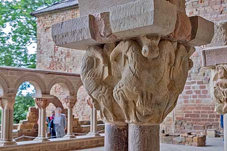 サン・ファン・デ・ラ・ペーニャ旧修道院回廊の柱頭彫刻　cloister of Royal Monastery of San Juan de la Peña