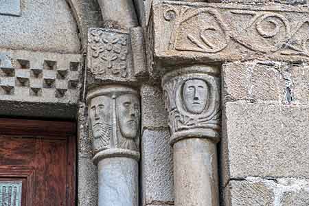 サン・ペレ・デスクニャウ教会の扉口　Sant Pere d'Escunhau
